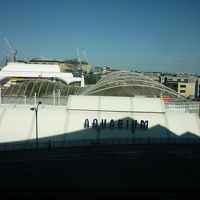 部屋の窓からすぐ前に水族館が見えました