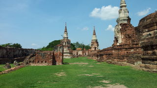 ３人の王の遺骨を納めた三基の仏塔