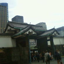 ビルを背景に城門が残っています。