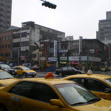 店の前には沢山のタクシーが。