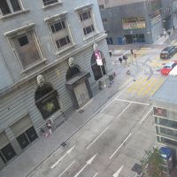 部屋から通りが見えます。裏通りなので騒がしくはありませんでし