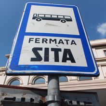 バス停。標識が裏を向いていることもあるので要注意