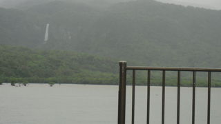 海中道路を走ると見えます