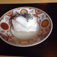 聖護院大根の漬物に巻かれたぶりの刺身