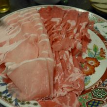 メインのブタ&牛肉　しゃぶしゃぶ　少し食べてしまいました。