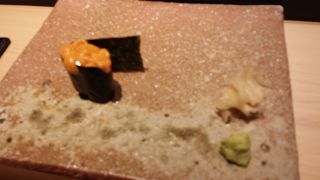 楽しく本当に美味しい鮨が食べられる