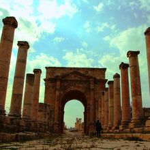 崩れ落ちる列柱