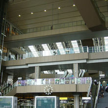 アトリウム広場から大阪駅側を見た風景