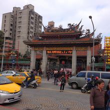 通りの向かいから見た龍山寺。