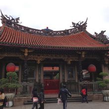 入口入ってすぐの門構え。