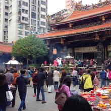 色々お供えされてます。