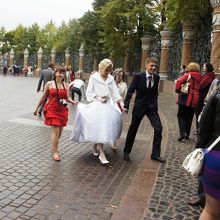 花嫁ご一行様、公園に入っていかれます
