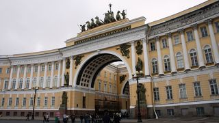 凱旋アーチが印象的