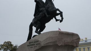 王朝反対の広場の象徴は大帝