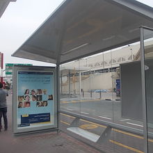 空港のバス待合所の様子