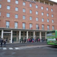 ピサ駅前。ホテル前に斜塔行のバス。観光客がたくさん待ってる。