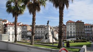 エンリケ航海王子の像が建つ