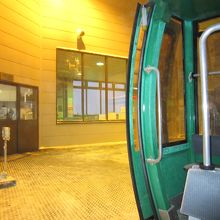 止まらないけど、ある所まで来ると、自動で閉まる