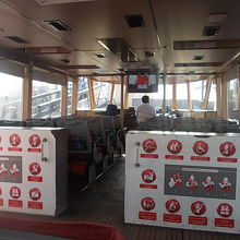 船内の様子を船尾から撮影してみました