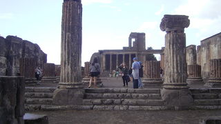 フォロ（広場）に面した神殿だす。