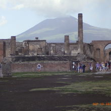 ジュピター神殿とヴェスーヴィオス火山です。