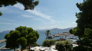 パレルモ湾に面したホテルは「グランド ホテル ヴィラ イジエア パレルモ 」です♪