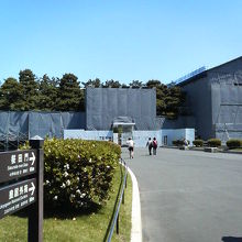 工事中のため、門が工事用テントに覆われていたのが残念。