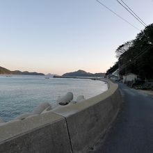 この狭い道の先