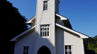 さすが素晴らしい教会，海にうつる姿も美しい．堂内も素晴らしく必見の教会