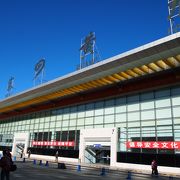 山間の切り開かれた新しい空港