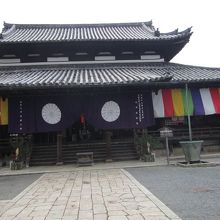 観音堂。石段を上がると正面に建っている