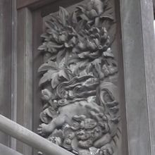 社殿袖の透かし彫、表裏の彫刻が変わるとの説明