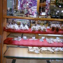 お店のパンの展示風景。