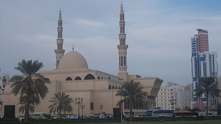 シャルジャーの象徴的存在のモスクです