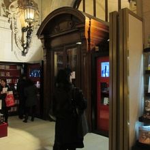 大きなドアは以前のチケットブース　今は売り場として拡張