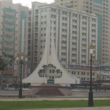 中央にあるモニュメント