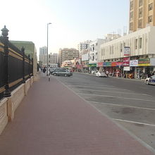 広場の周囲はこのような柵で囲まれています