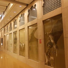 お洒落なデザインのアルグバイバ駅構内