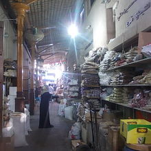 細い路地にずらっと並んでいました