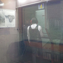 いよいよ防弾ガラス内に入室。説明を聞きます。