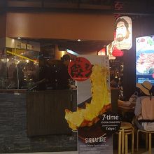 大き目の屋台くらいの大きさです