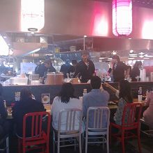 昼時は混んでいました。多くはタイ人だったようです