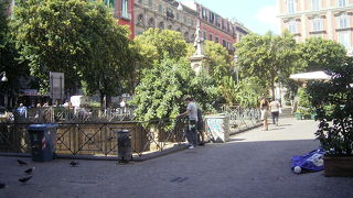 まわりはカフェが立ち並んでいます。