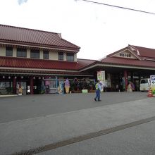 一番近い便利な駐車場はほぼ満車状態です。