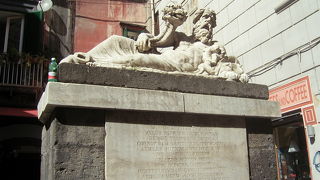 スパッカ・ナポリ地区にあります。