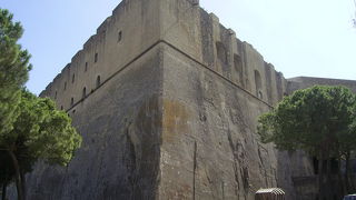 丘の上にあります。