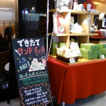 サンドイッチもおすすめ。