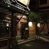 夜のホテル玄関です