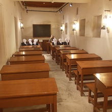 昔の教室の風景が忠実に再現されています