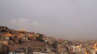 丘の上にあります